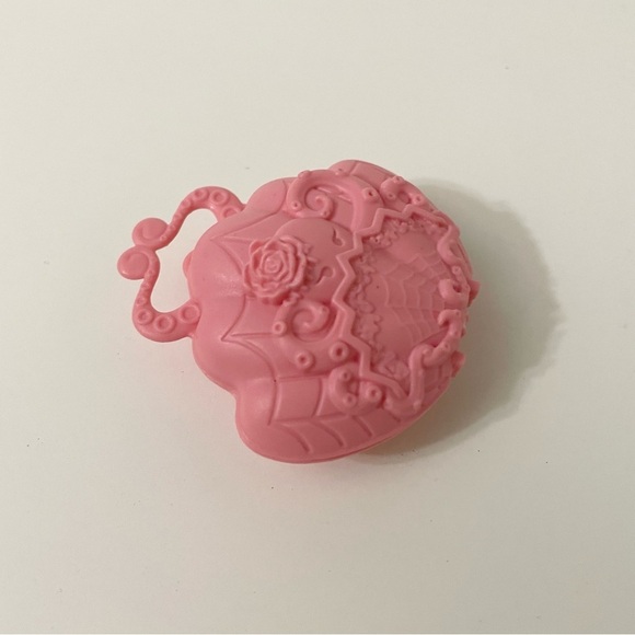 Monster High Student Exchange Lagoona Doll Replacement Pink Shell Purse - Picture 4 of 11